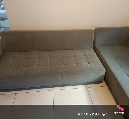 ספות אפורות על רצפת קרמיקה